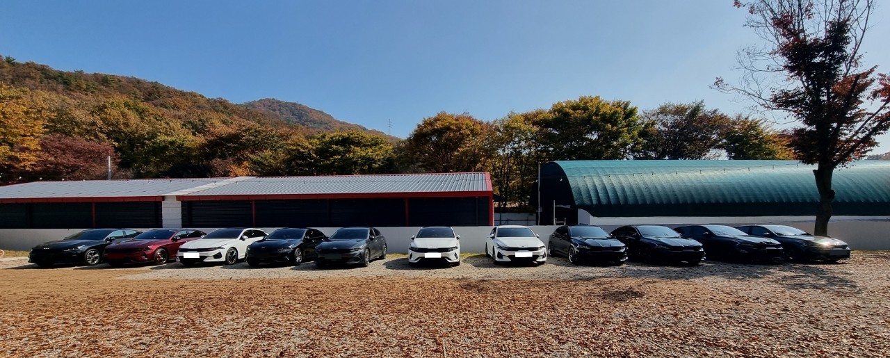 야외, 하늘, 나무, 잔디이(가) 표시된 사진
자동 생성된 설명