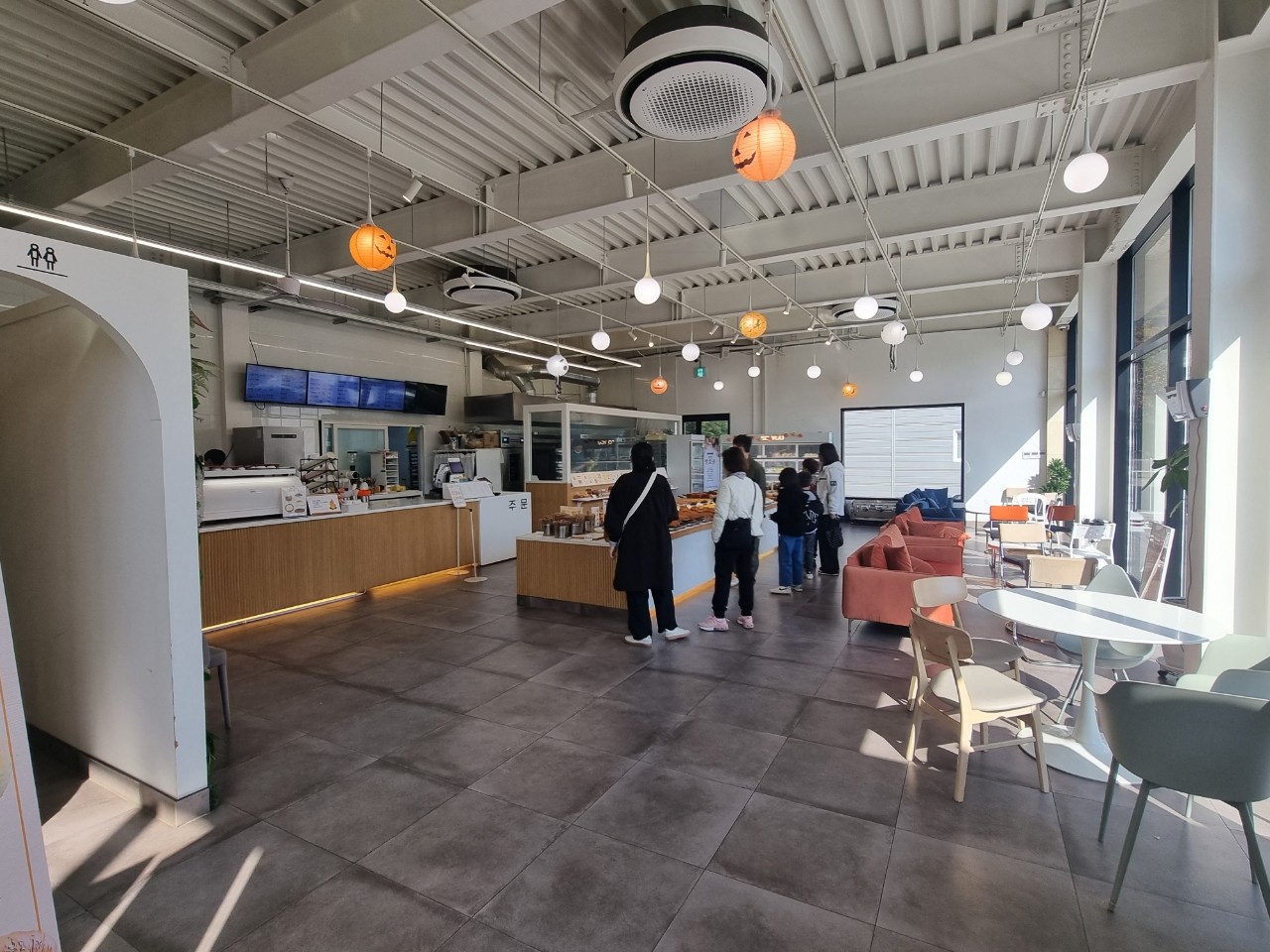 천장, 실내, 가구, 바닥이(가) 표시된 사진
자동 생성된 설명