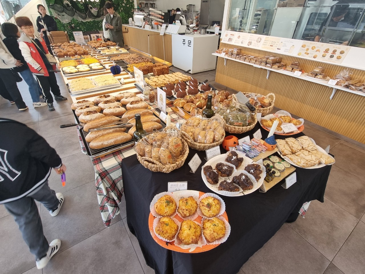 스낵, 음식, 의류, 패스트푸드이(가) 표시된 사진
자동 생성된 설명