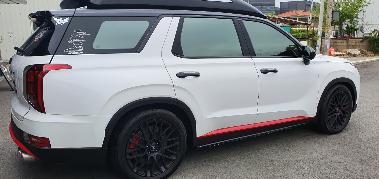 자동차, 타이어, 육상 차량, 차량이(가) 표시된 사진
자동 생성된 설명