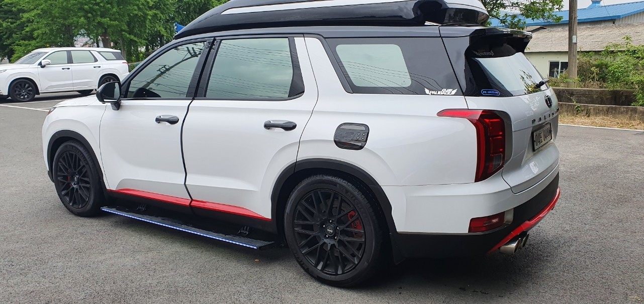 타이어, 육상 차량, 자동차, 차량이(가) 표시된 사진
자동 생성된 설명