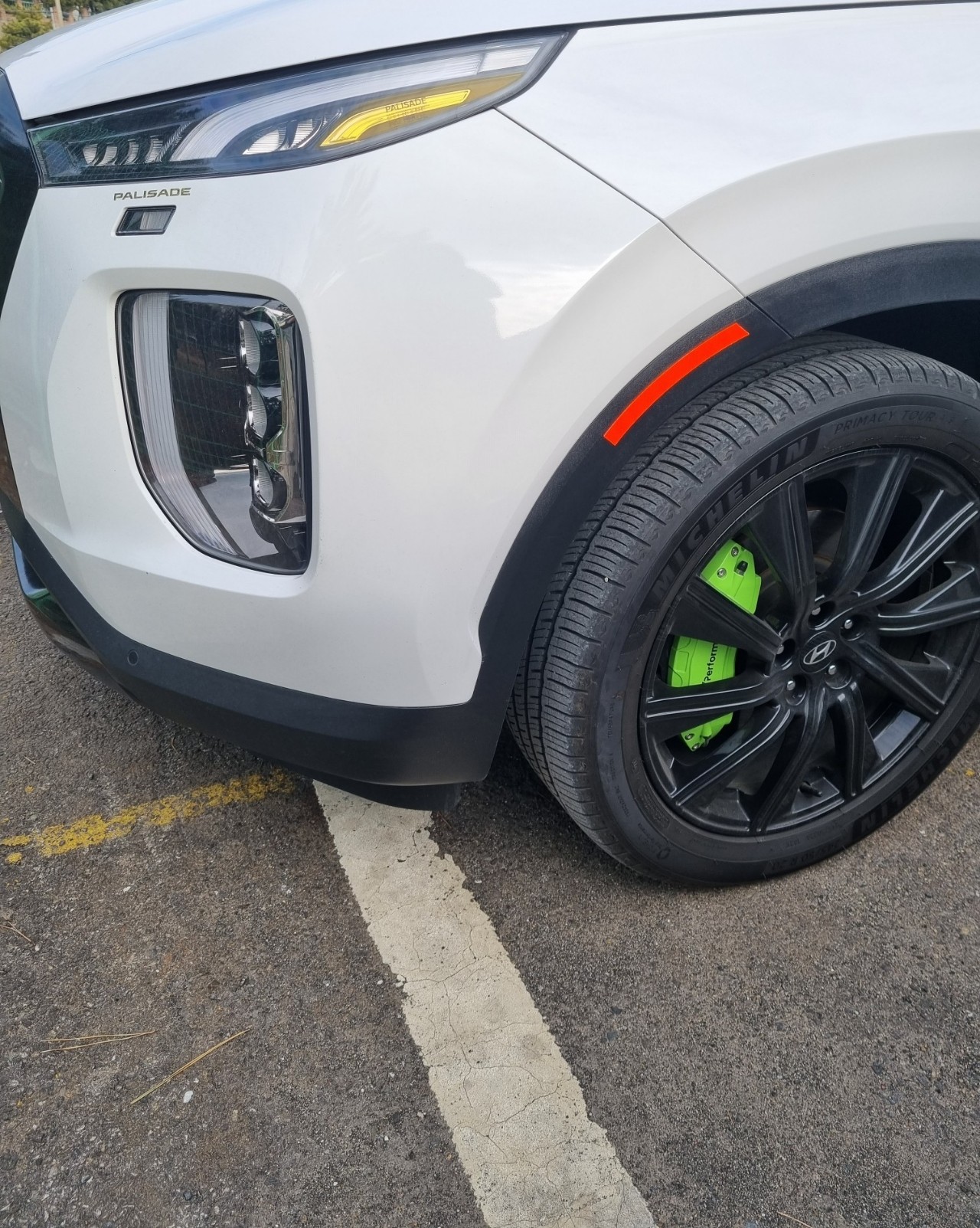 타이어, 자동차 부품, 야외, 차량이(가) 표시된 사진
자동 생성된 설명