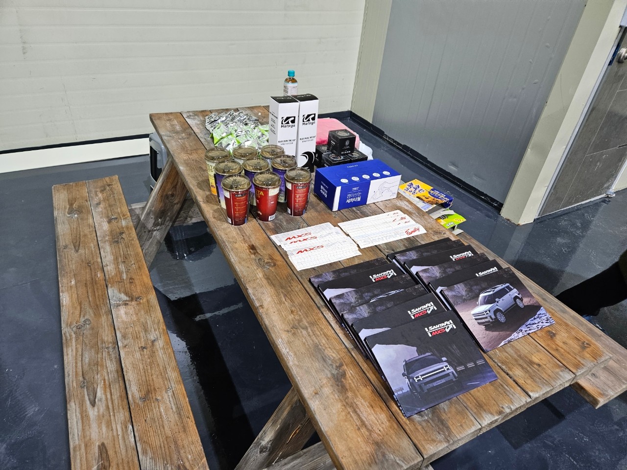 목재, 가구, 실내, 테이블이(가) 표시된 사진

자동 생성된 설명