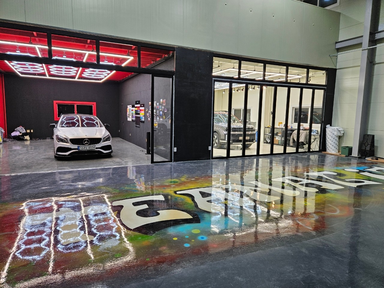 차량, 텍스트, 육상 차량, 자동차이(가) 표시된 사진

자동 생성된 설명