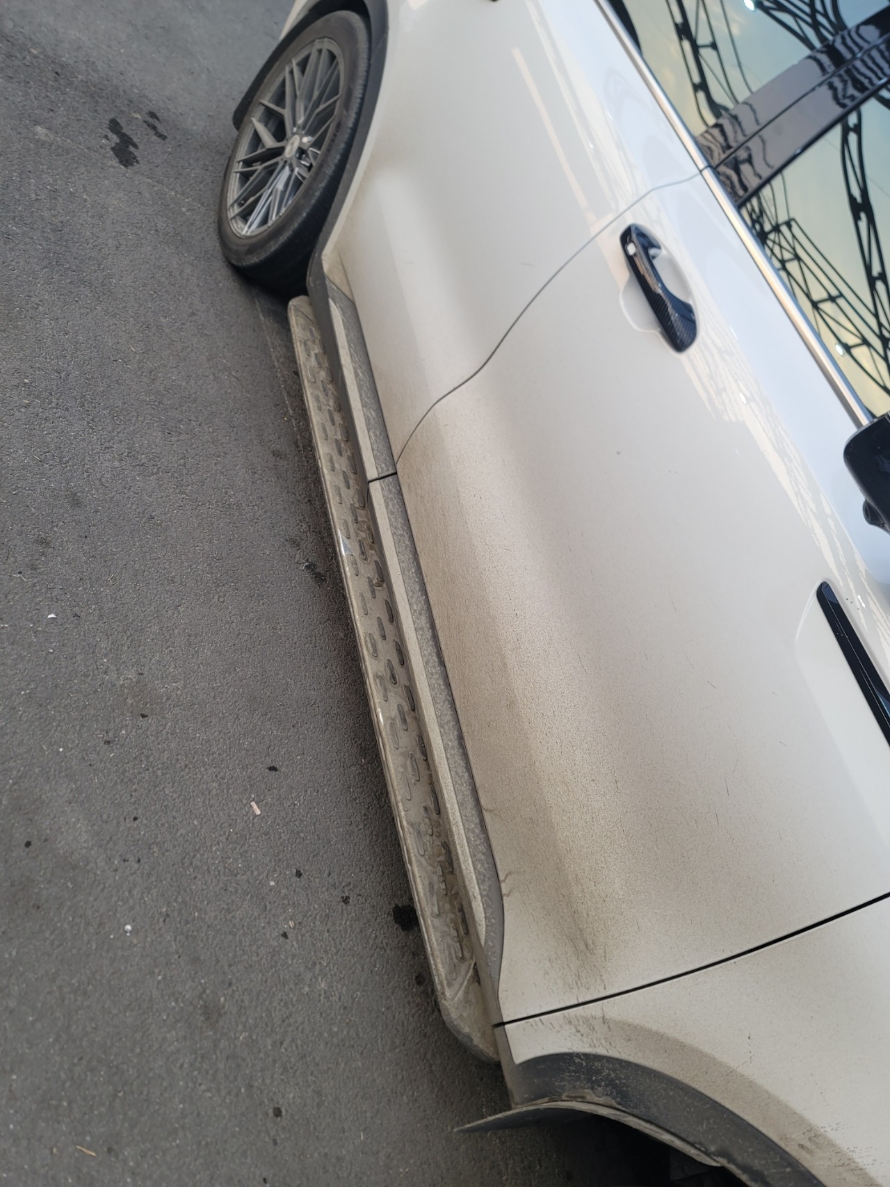 바퀴, 차량, 타이어, 야외이(가) 표시된 사진
자동 생성된 설명