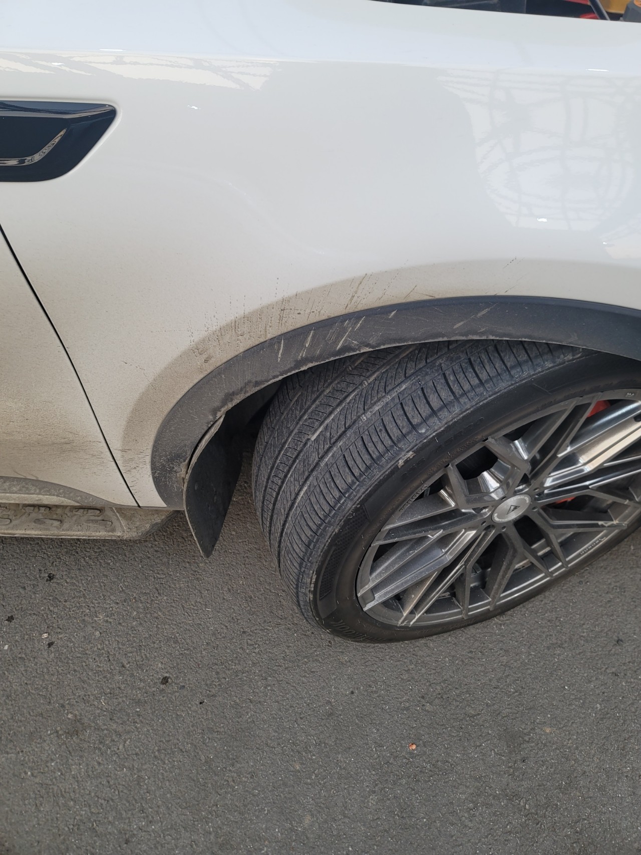 타이어, 자동차 부품, 차량, 야외이(가) 표시된 사진
자동 생성된 설명