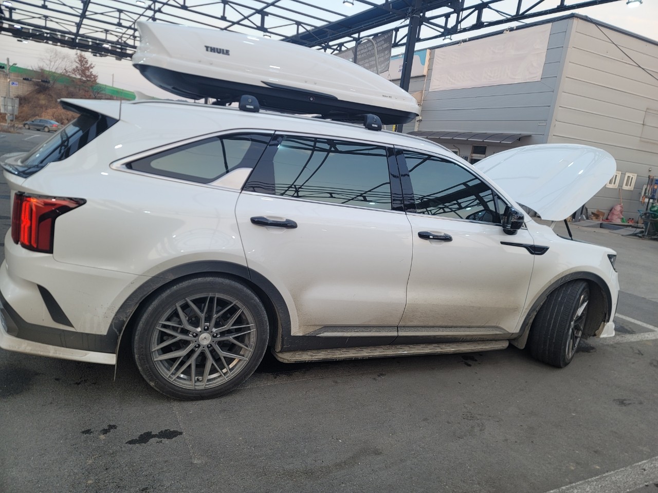 바퀴, 차량, 타이어, 육상 차량이(가) 표시된 사진
자동 생성된 설명