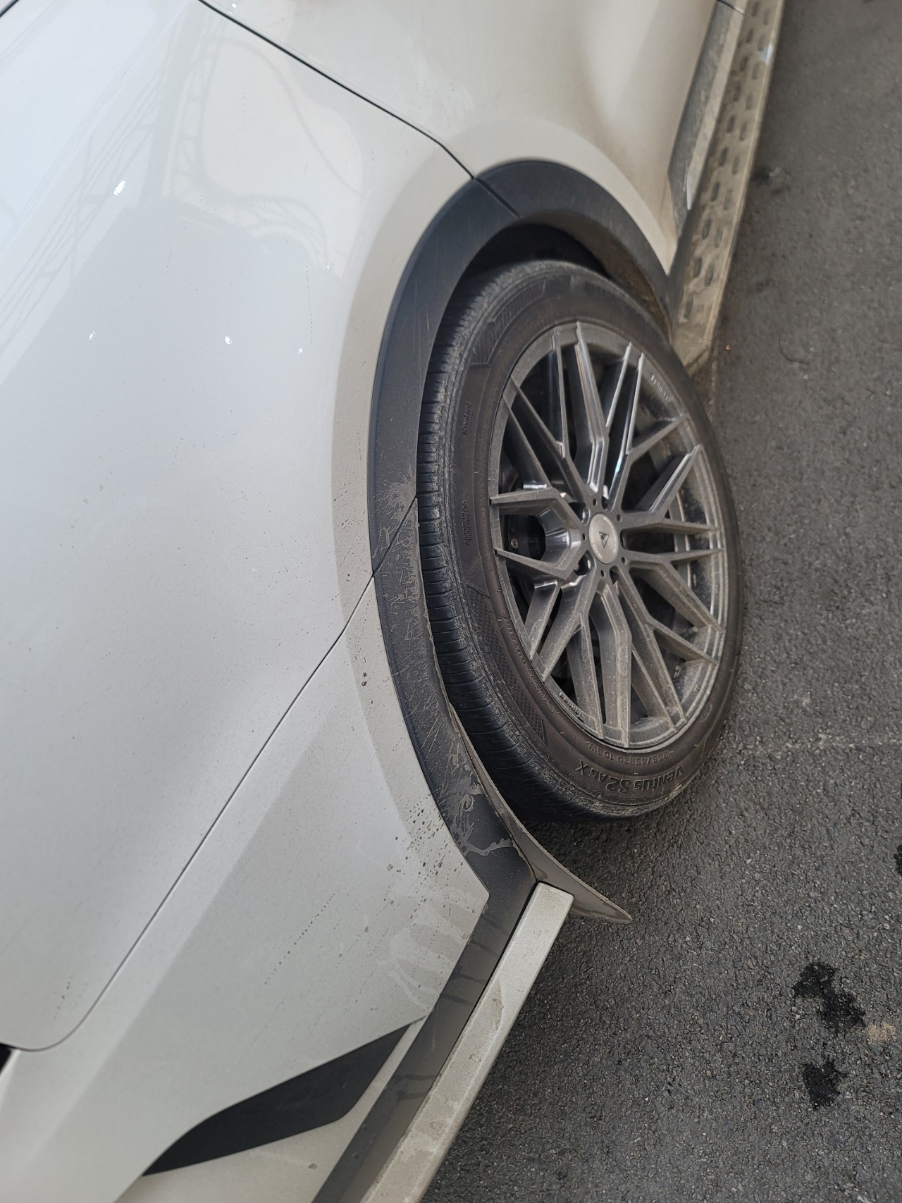 타이어, 자동차 부품, 바퀴, 자동차 휠 시스템이(가) 표시된 사진
자동 생성된 설명