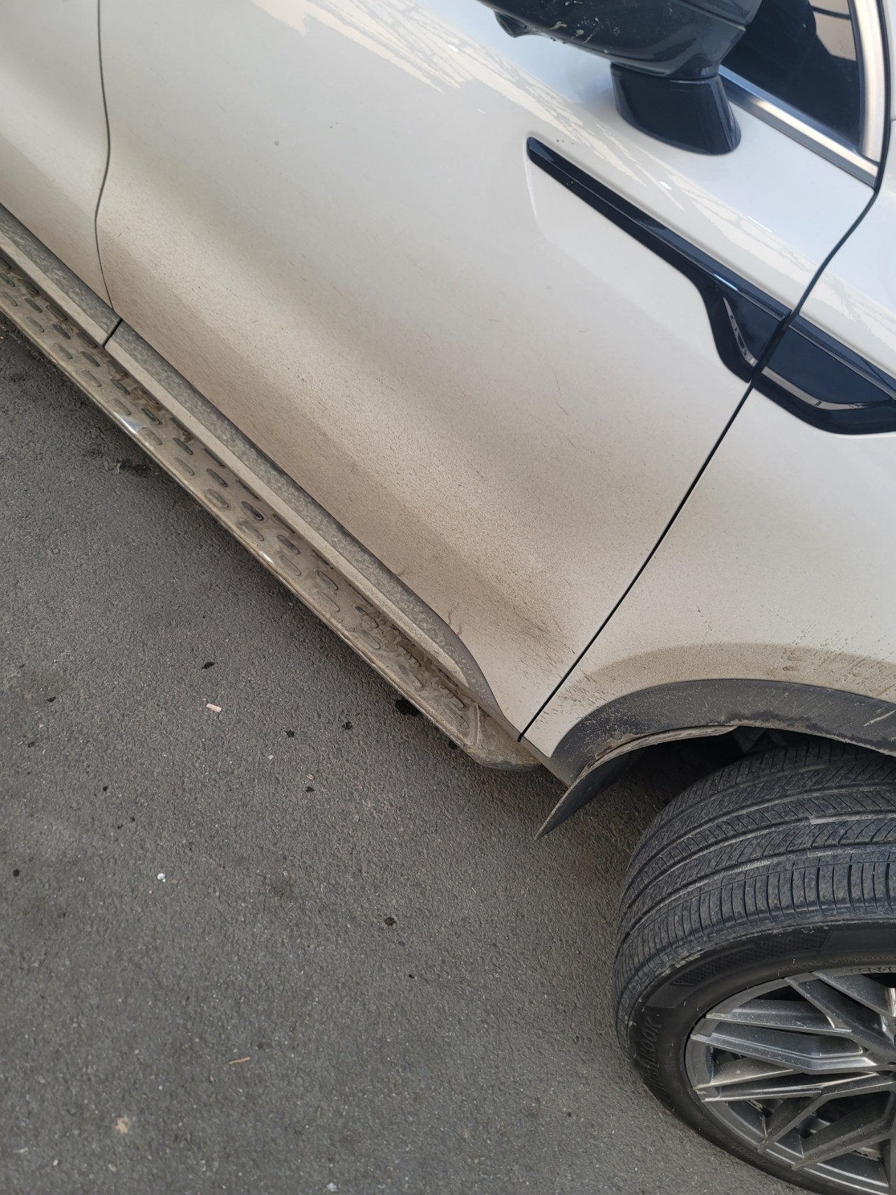 타이어, 차량, 자동차 부품, 육상 차량이(가) 표시된 사진
자동 생성된 설명