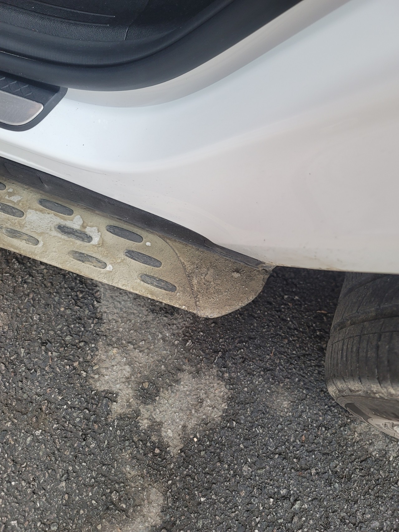 지상, 야외, 자동차 부품, 타이어이(가) 표시된 사진
자동 생성된 설명