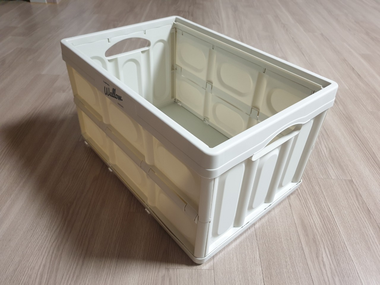 용기, 바닥, 상자, 실내이(가) 표시된 사진
자동 생성된 설명