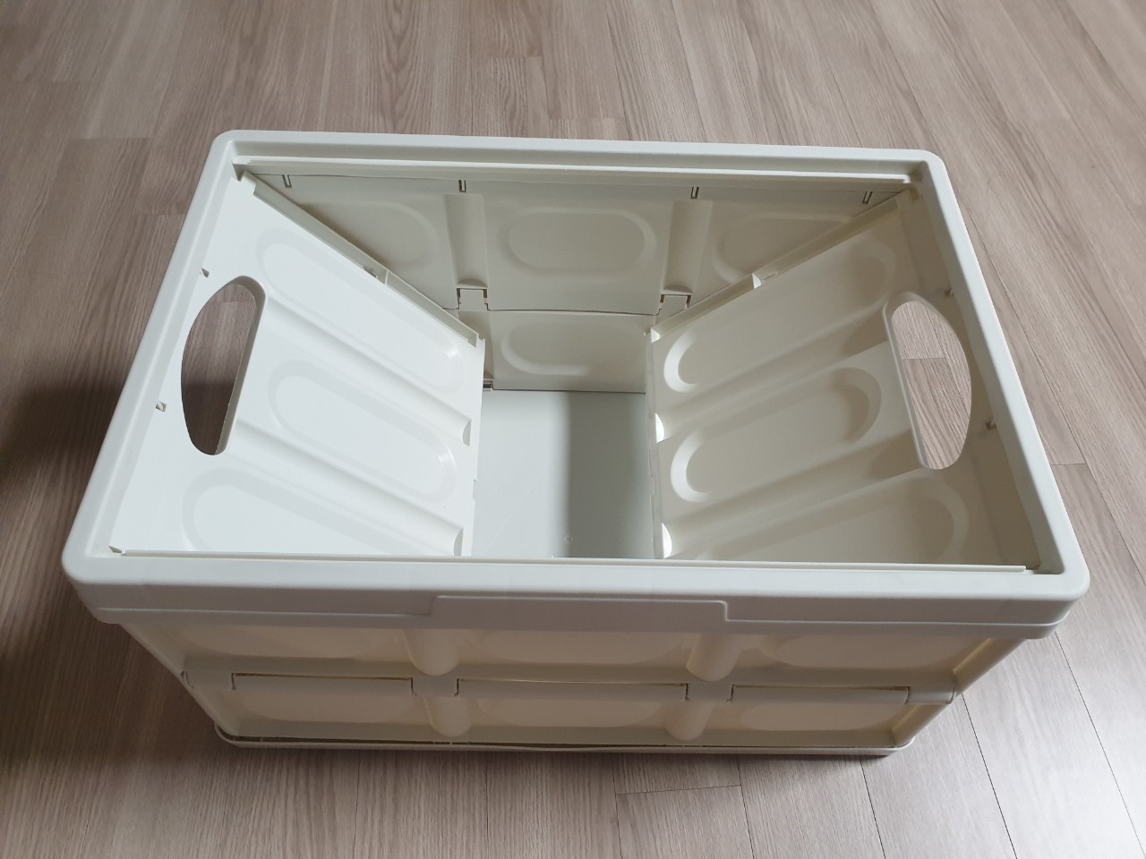 상자, 실내, 바닥, 용기이(가) 표시된 사진
자동 생성된 설명