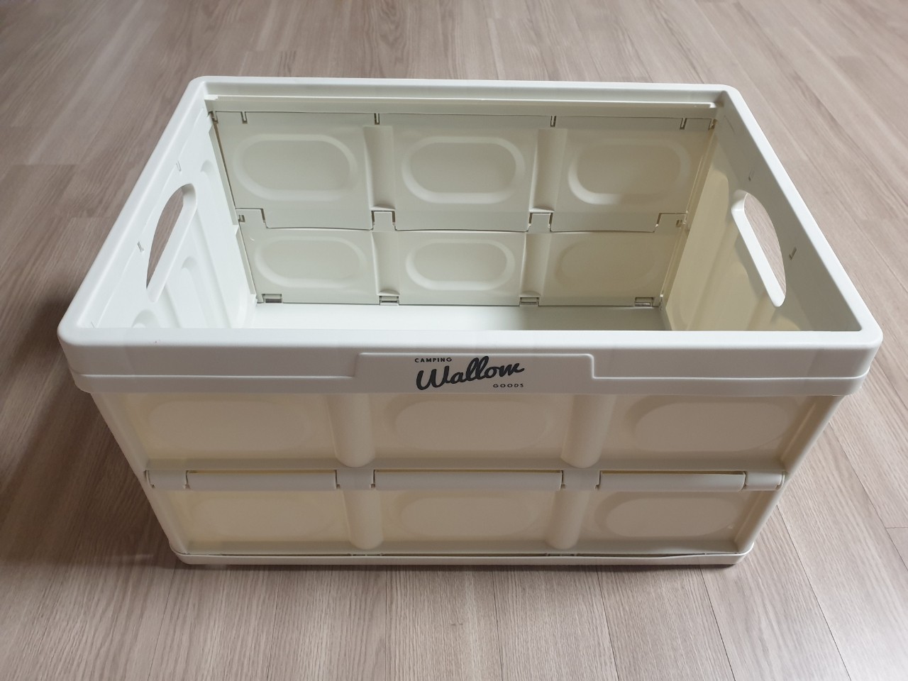 용기, 바닥, 실내, 상자이(가) 표시된 사진
자동 생성된 설명