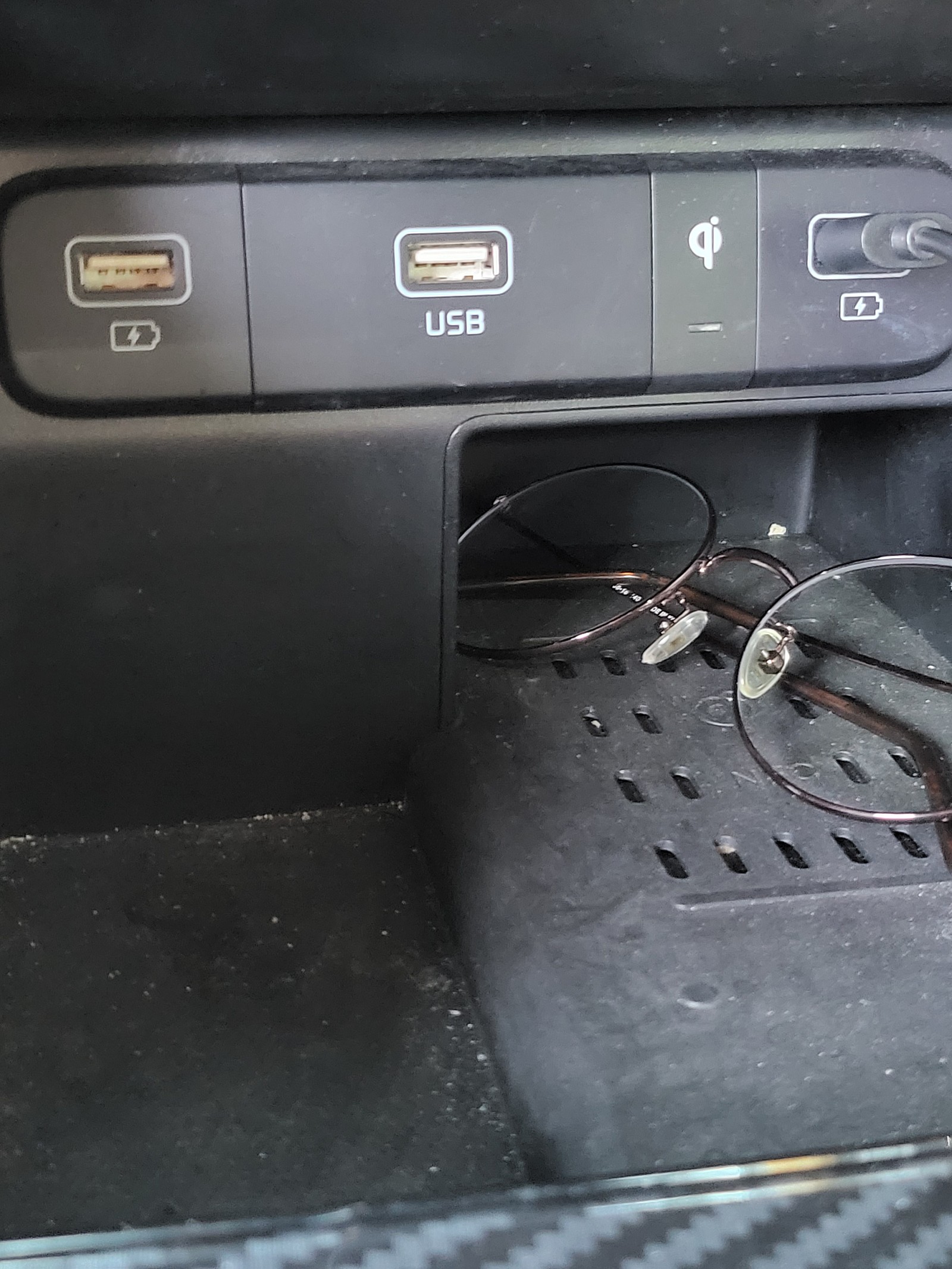 자동차, 텍스트, 자동차 부품, 차량이(가) 표시된 사진
자동 생성된 설명