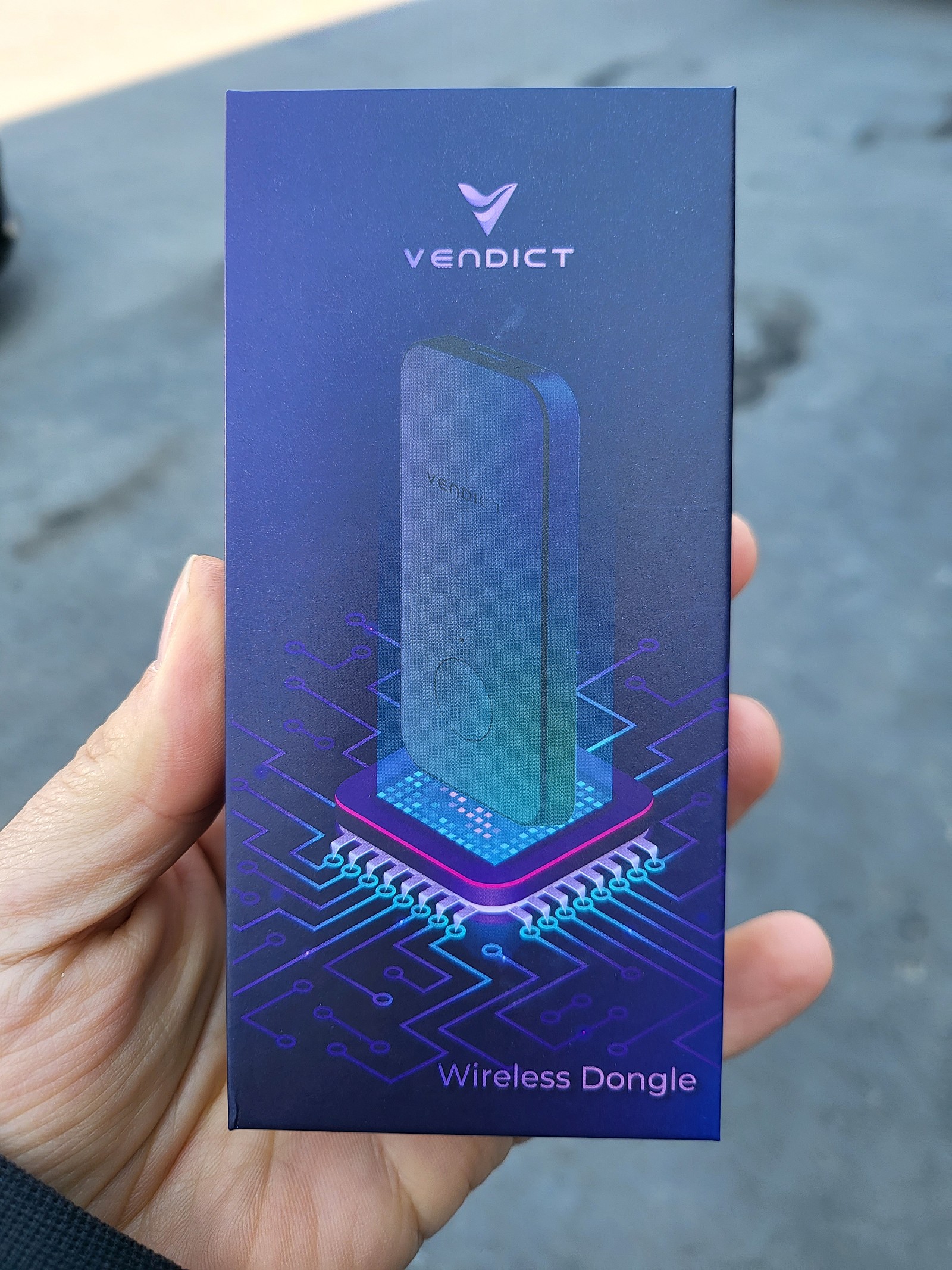 텍스트, 일렉트릭 블루, 야외, 사람이(가) 표시된 사진
자동 생성된 설명