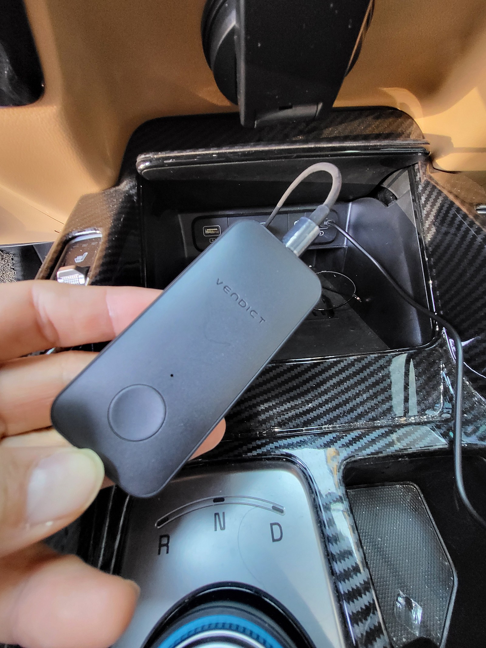 정보기기, 사람, 전자제품, 카메라 및 광학이(가) 표시된 사진
자동 생성된 설명