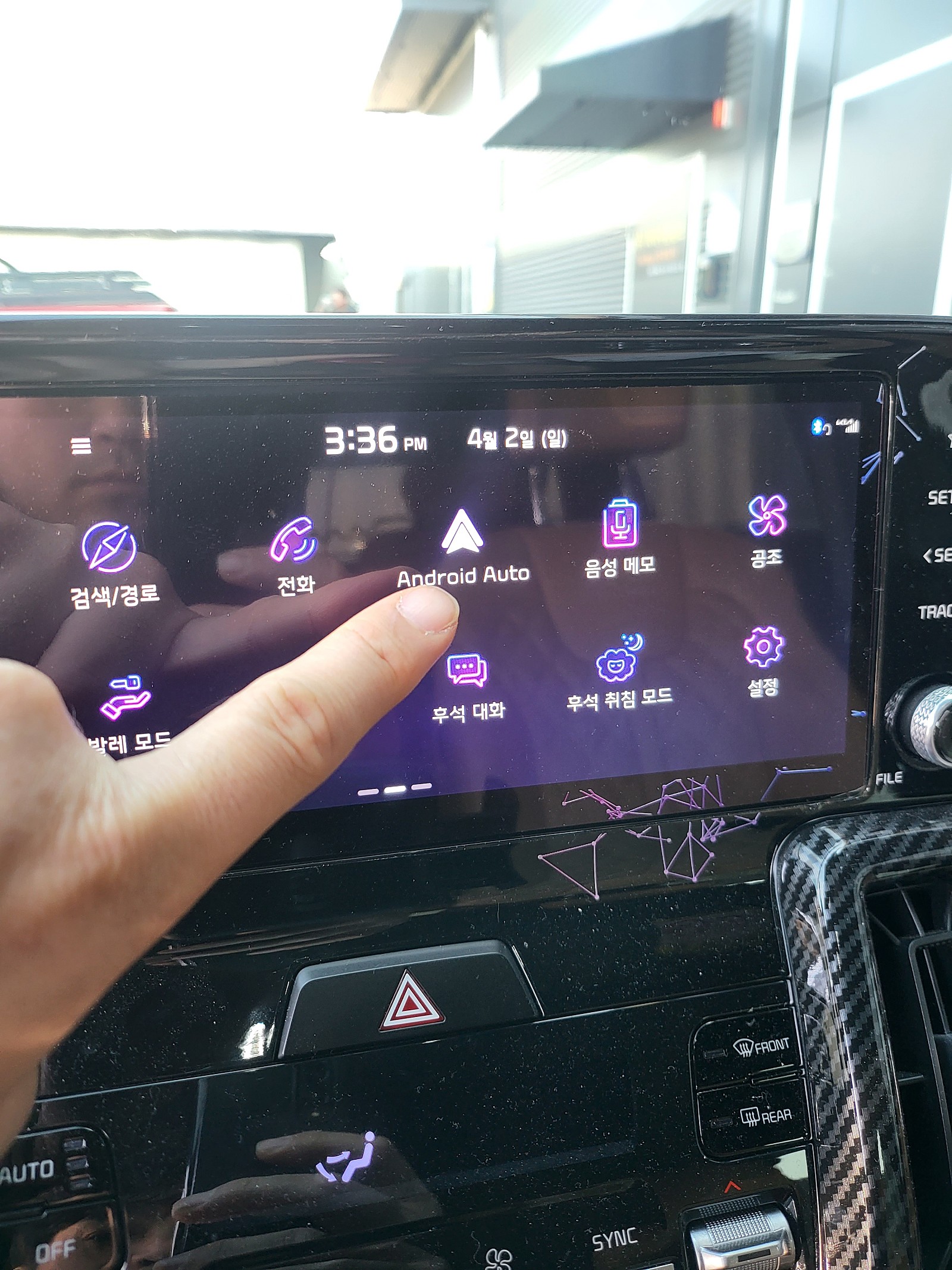 텍스트, 전자제품, 사람, 멀티미디어이(가) 표시된 사진
자동 생성된 설명