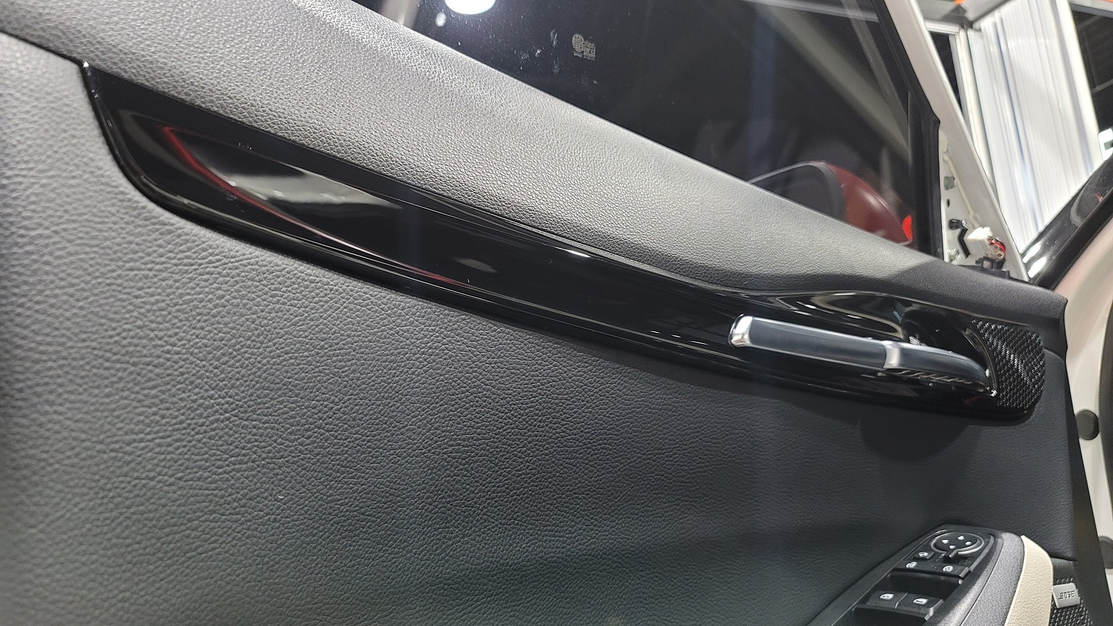 자동차, 실내, 차량이(가) 표시된 사진
자동 생성된 설명