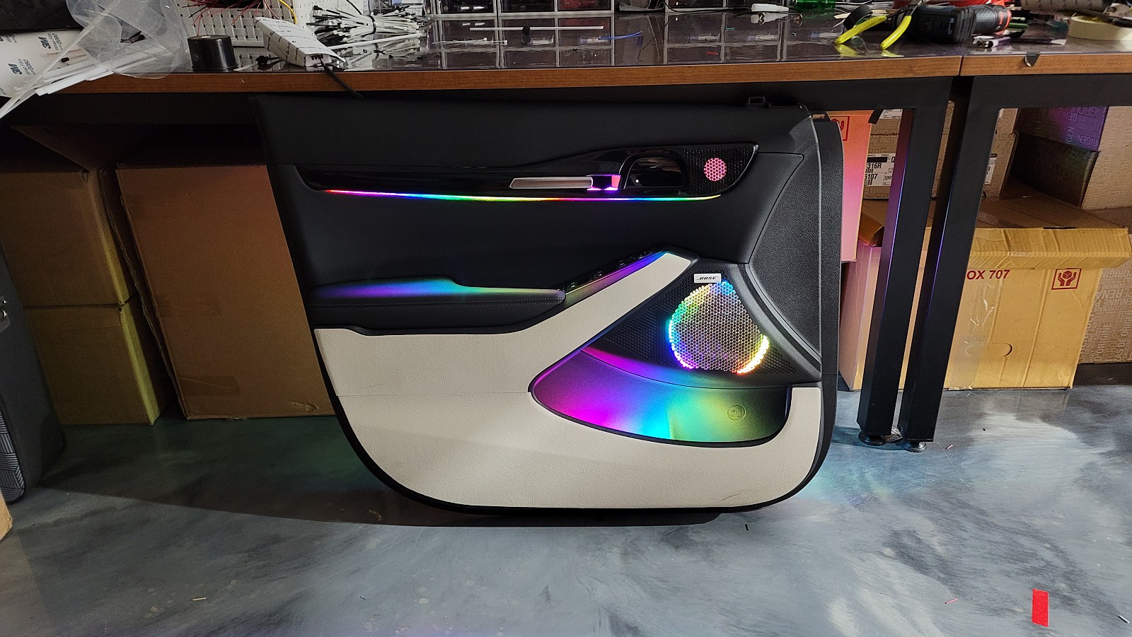 텍스트, 실내, 바닥, 가구이(가) 표시된 사진
자동 생성된 설명