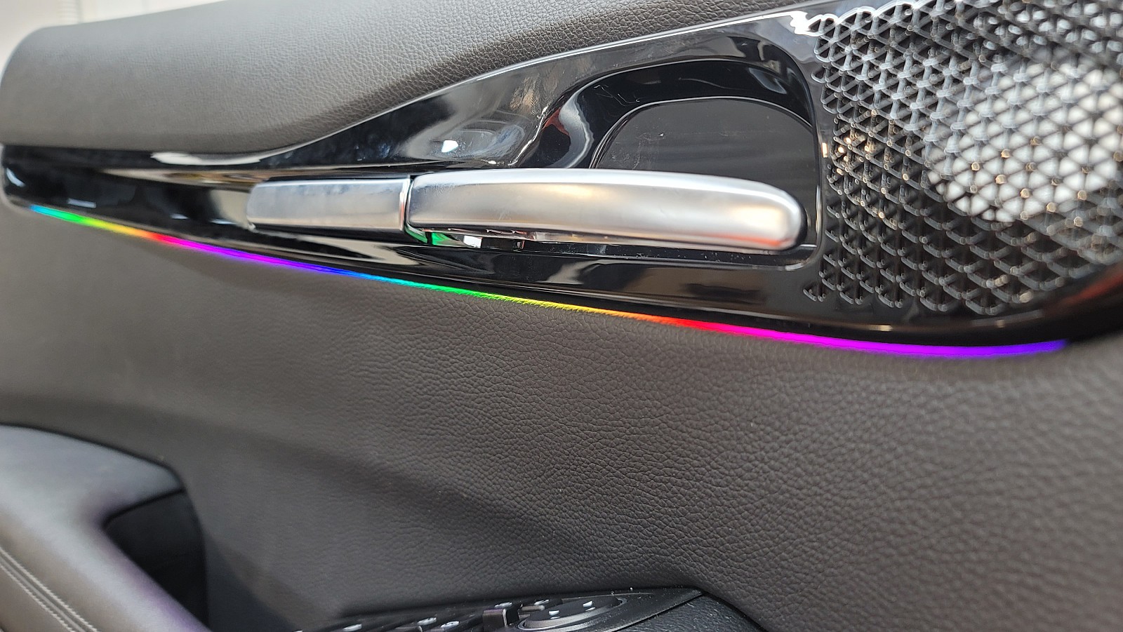 자동차이(가) 표시된 사진
자동 생성된 설명