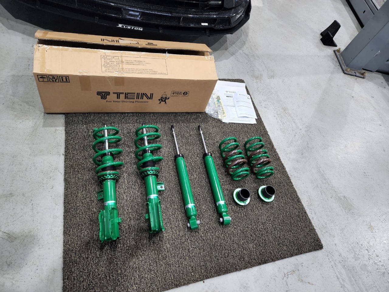 지상, 상자, 텍스트, 바닥이(가) 표시된 사진
자동 생성된 설명