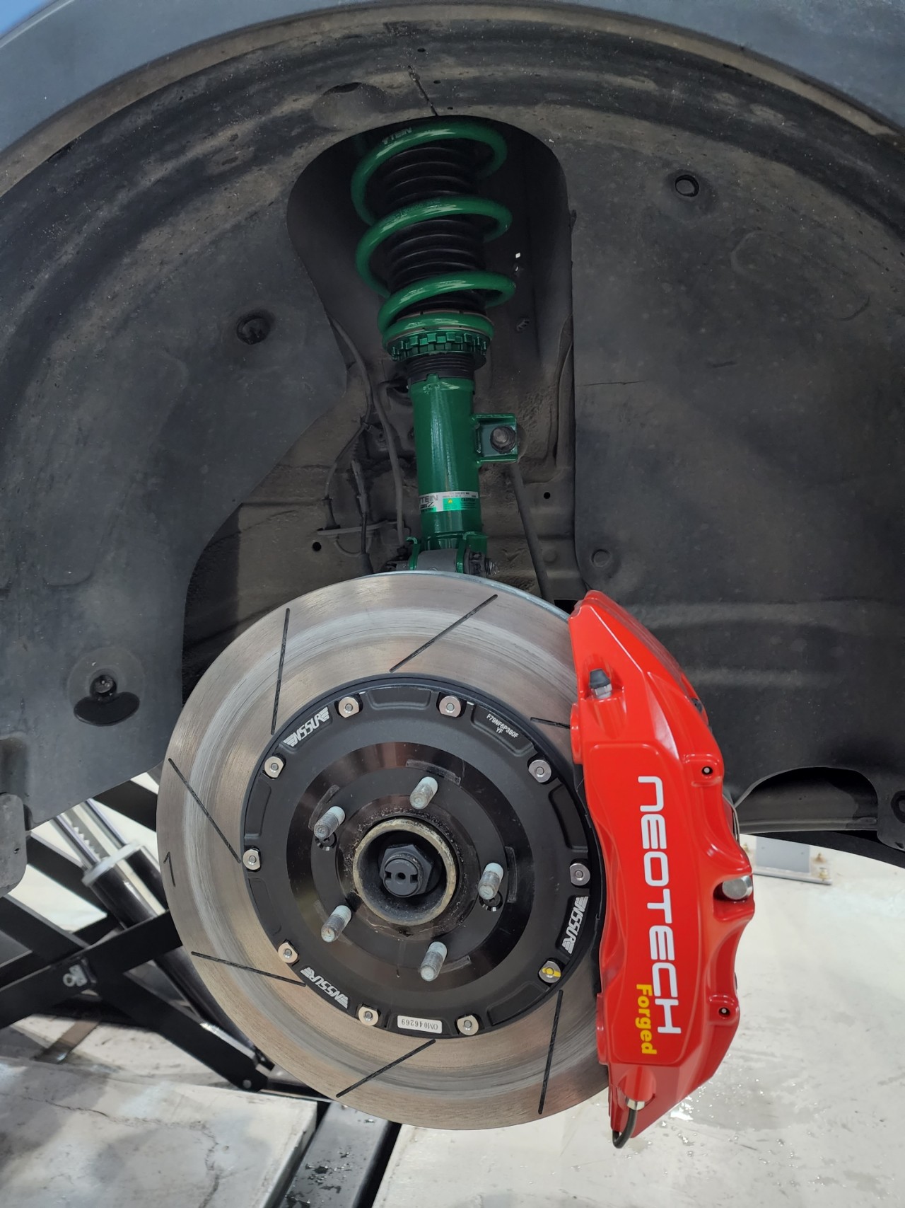 자동차 부품, 디스크 브레이크, 지상, 차량 브레이크이(가) 표시된 사진
자동 생성된 설명