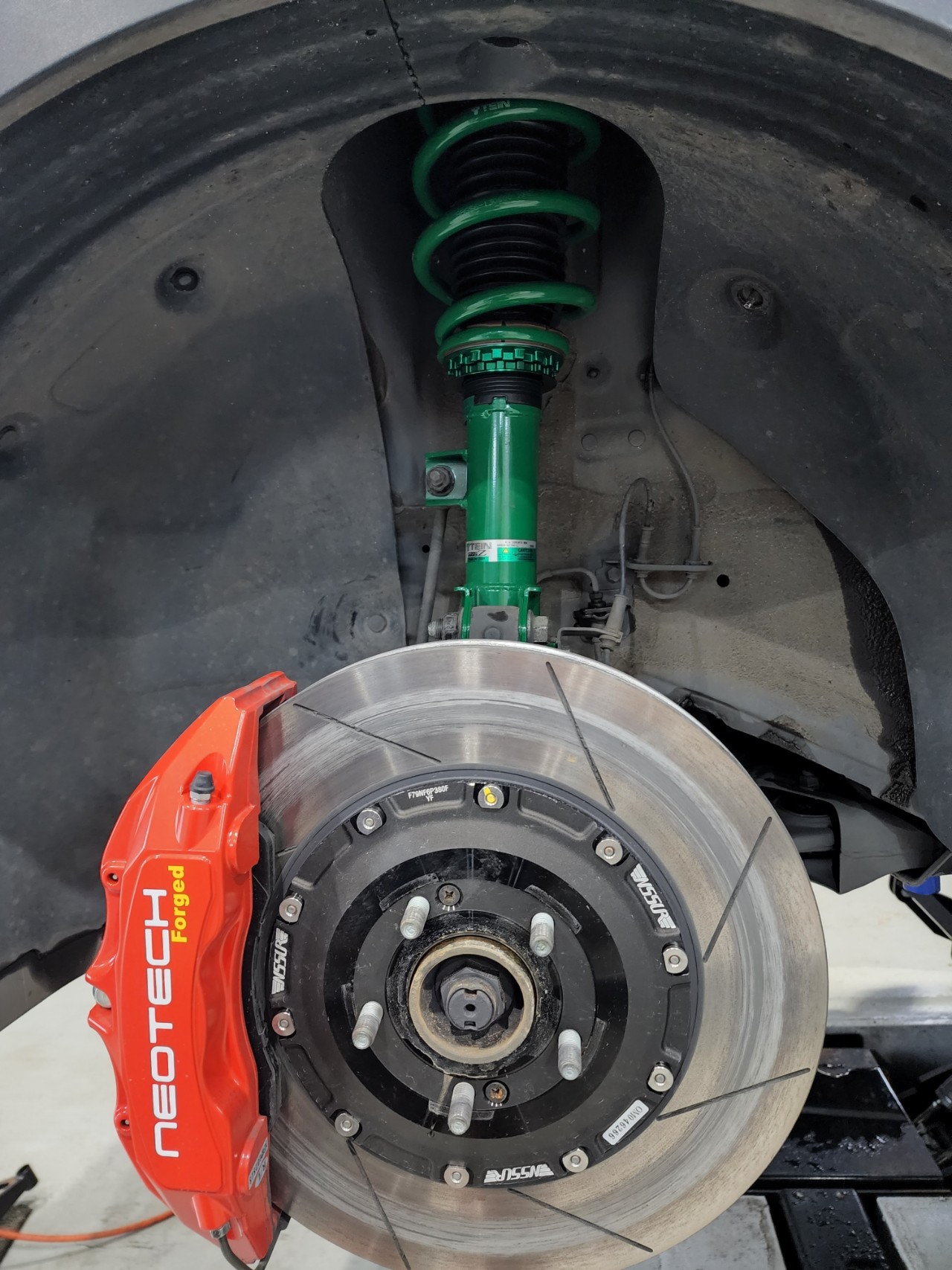 자동차 부품, 디스크 브레이크, 로터, 차량 브레이크이(가) 표시된 사진
자동 생성된 설명