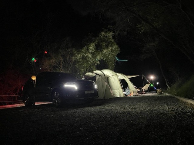 야외, 나무, 차량, 육상 차량이(가) 표시된 사진

자동 생성된 설명