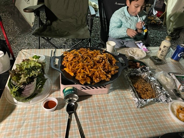 사람, 음식, 의류, 식사이(가) 표시된 사진

자동 생성된 설명