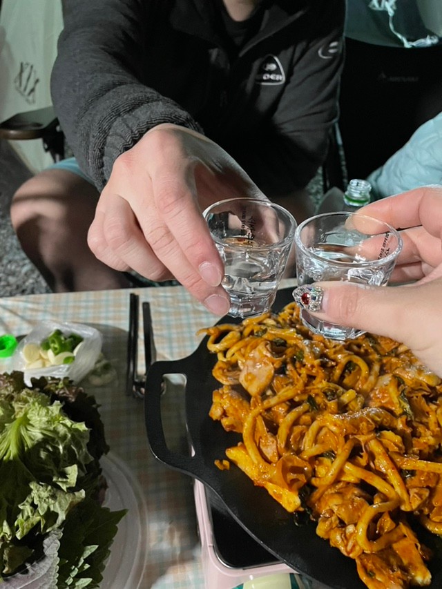 사람, 음식, 패스트푸드, 요리이(가) 표시된 사진

자동 생성된 설명