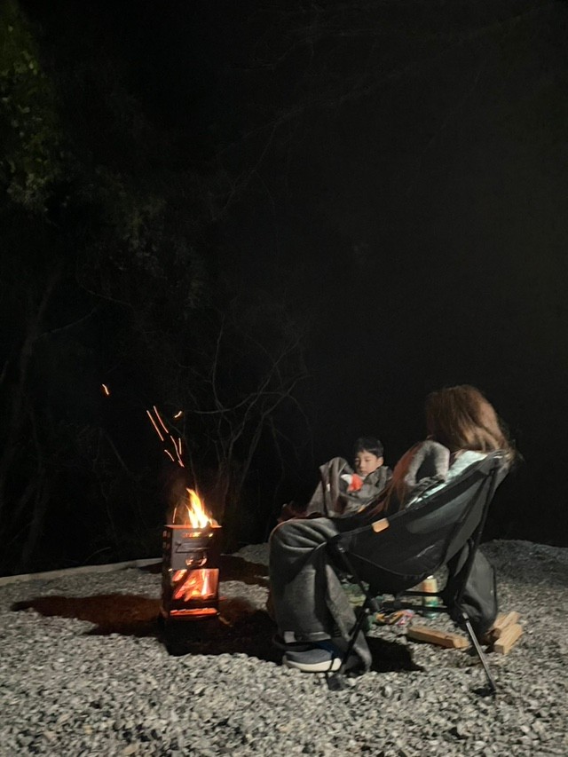 지상, 의류, 야외, 사람이(가) 표시된 사진

자동 생성된 설명