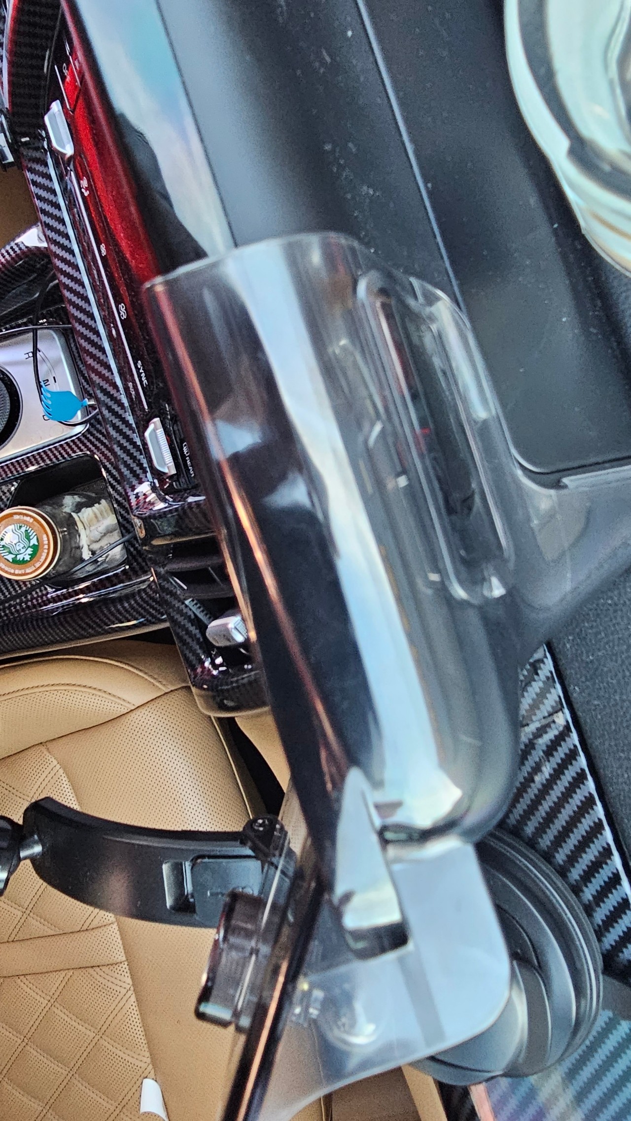 자동차, 자동차 부품, 실내이(가) 표시된 사진
자동 생성된 설명