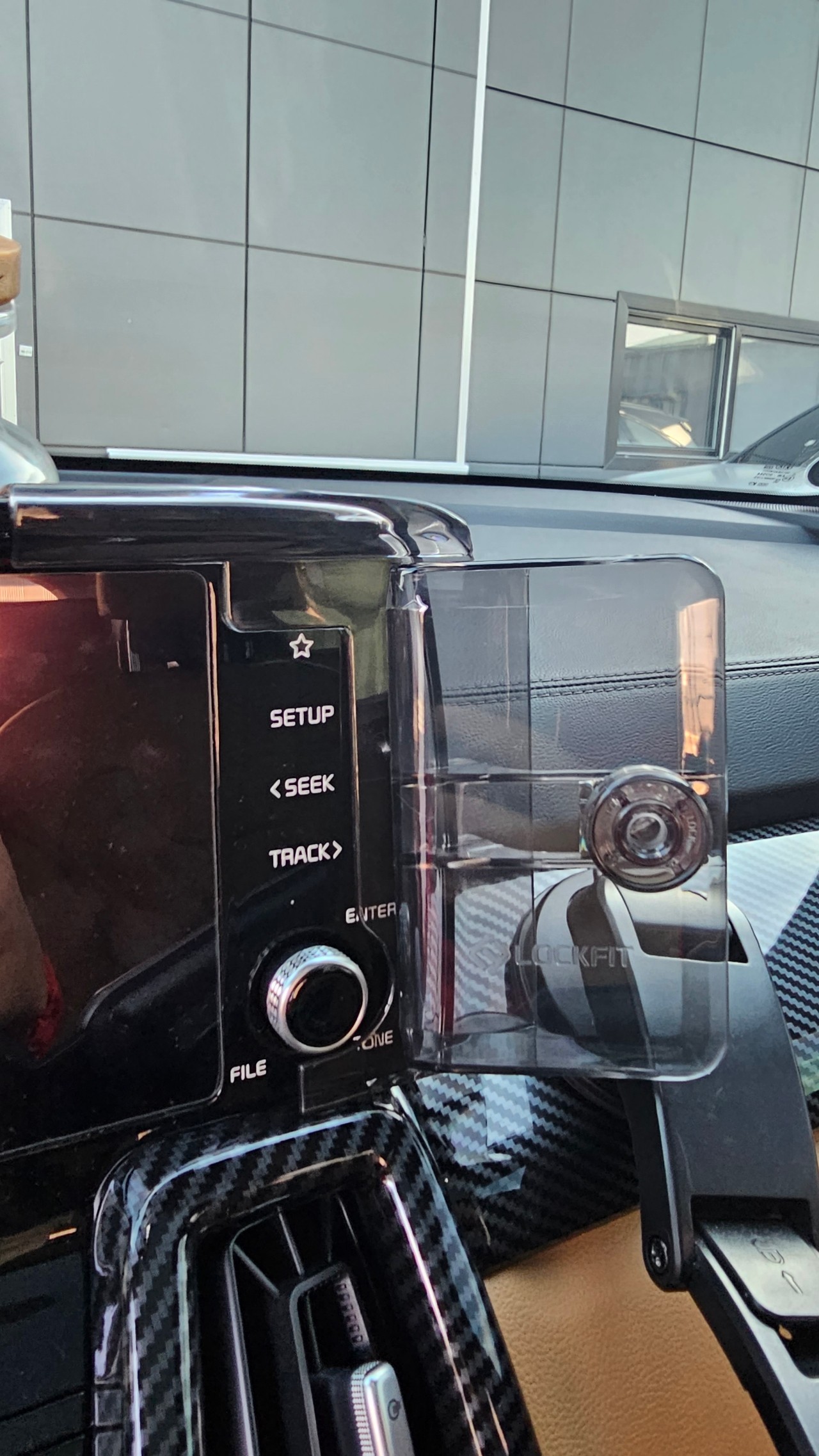 텍스트, 실내이(가) 표시된 사진
자동 생성된 설명