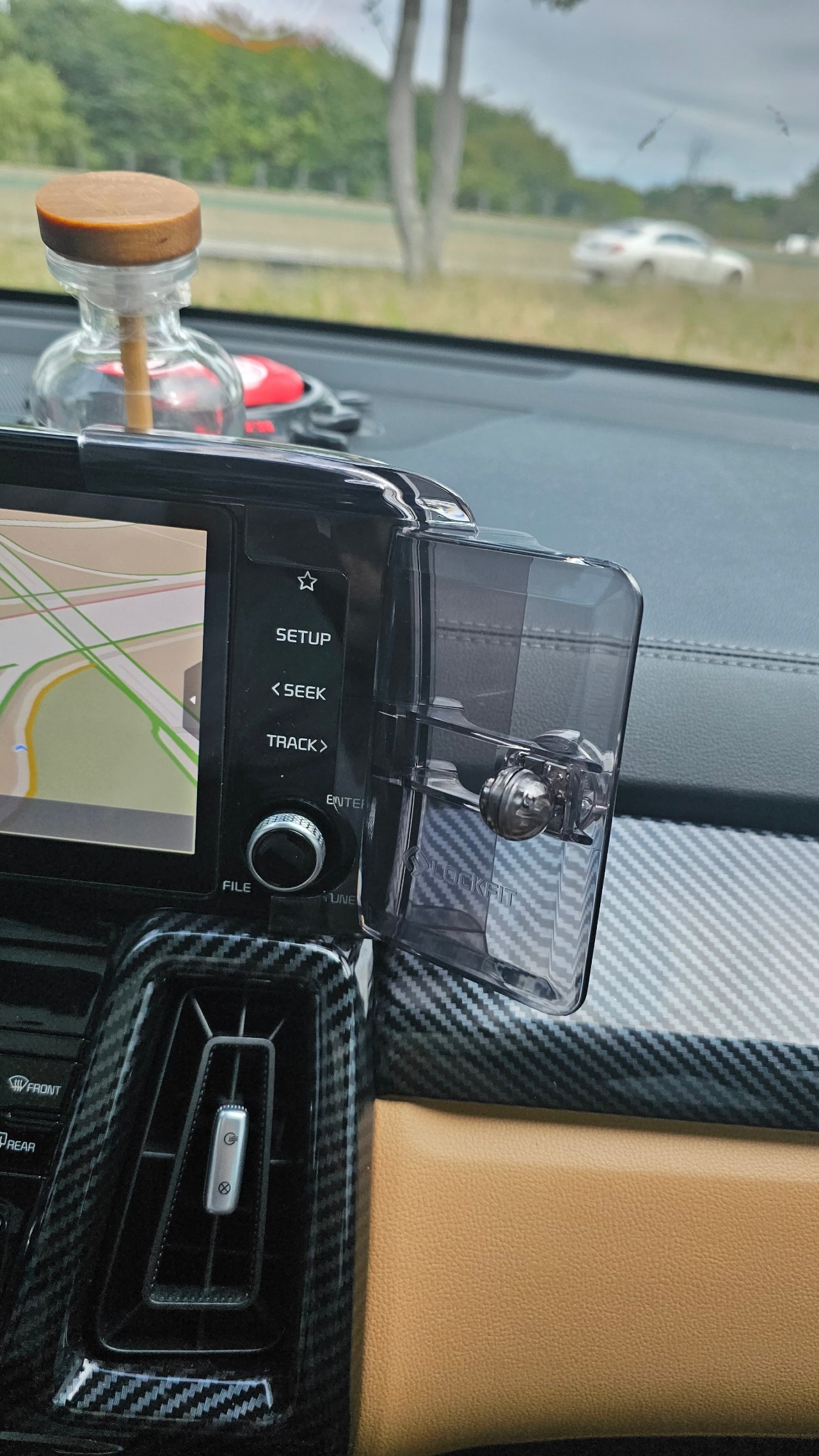 자동차, 거울, 텍스트, 야외이(가) 표시된 사진
자동 생성된 설명