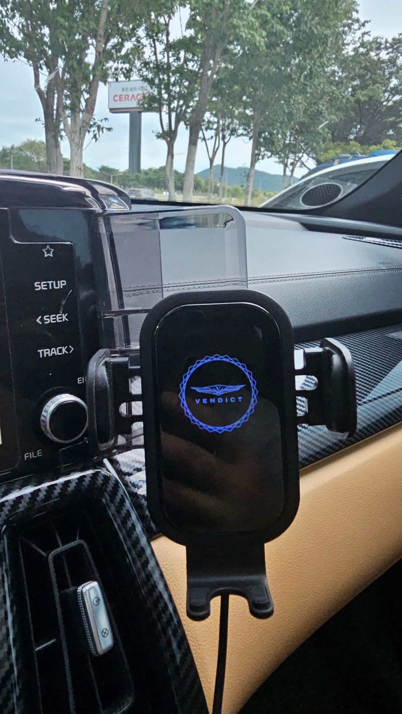 야외, 텍스트, 자동차, 자동차 부품이(가) 표시된 사진
자동 생성된 설명