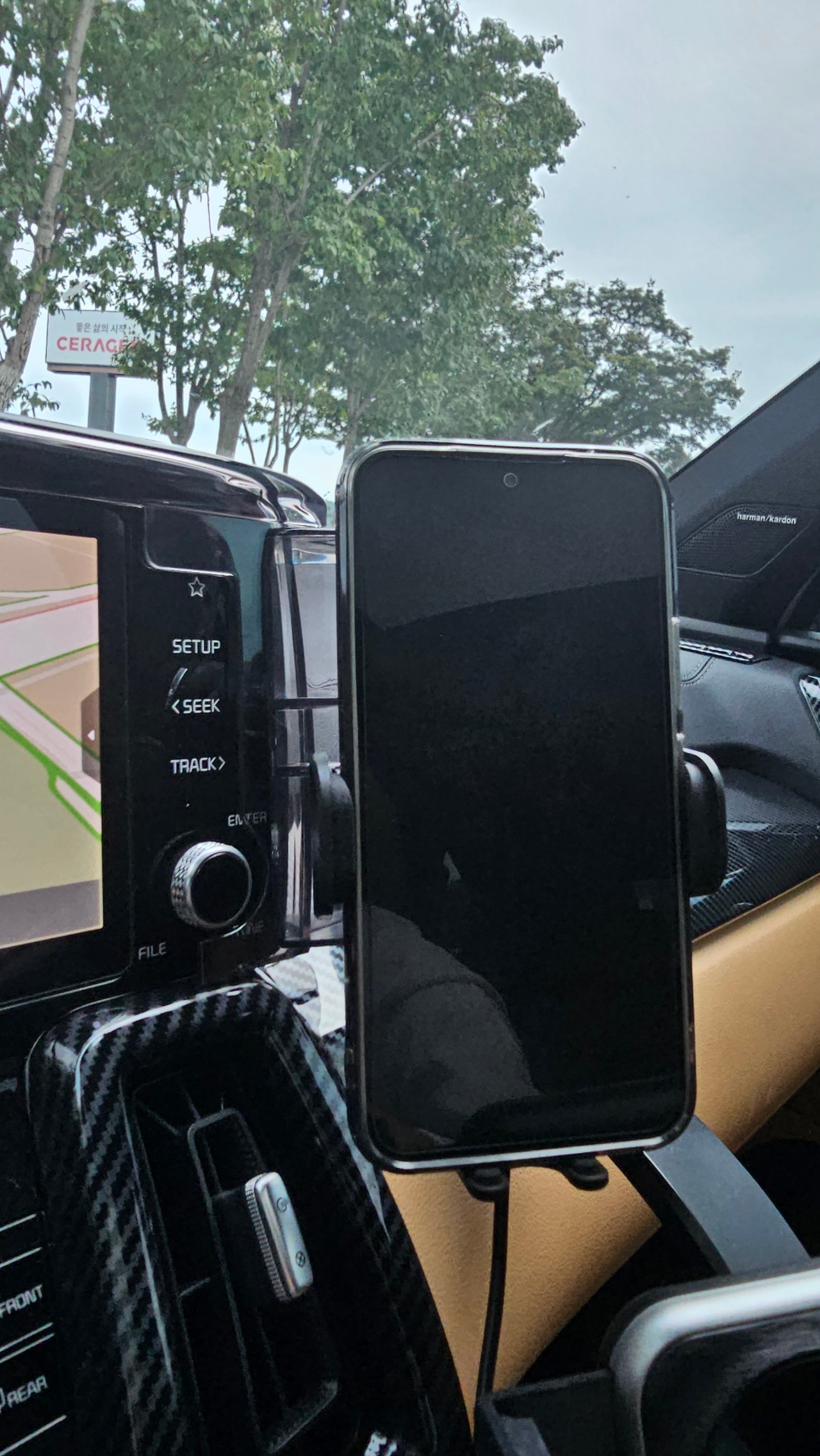 텍스트, 차량, 야외, 전자제품이(가) 표시된 사진
자동 생성된 설명