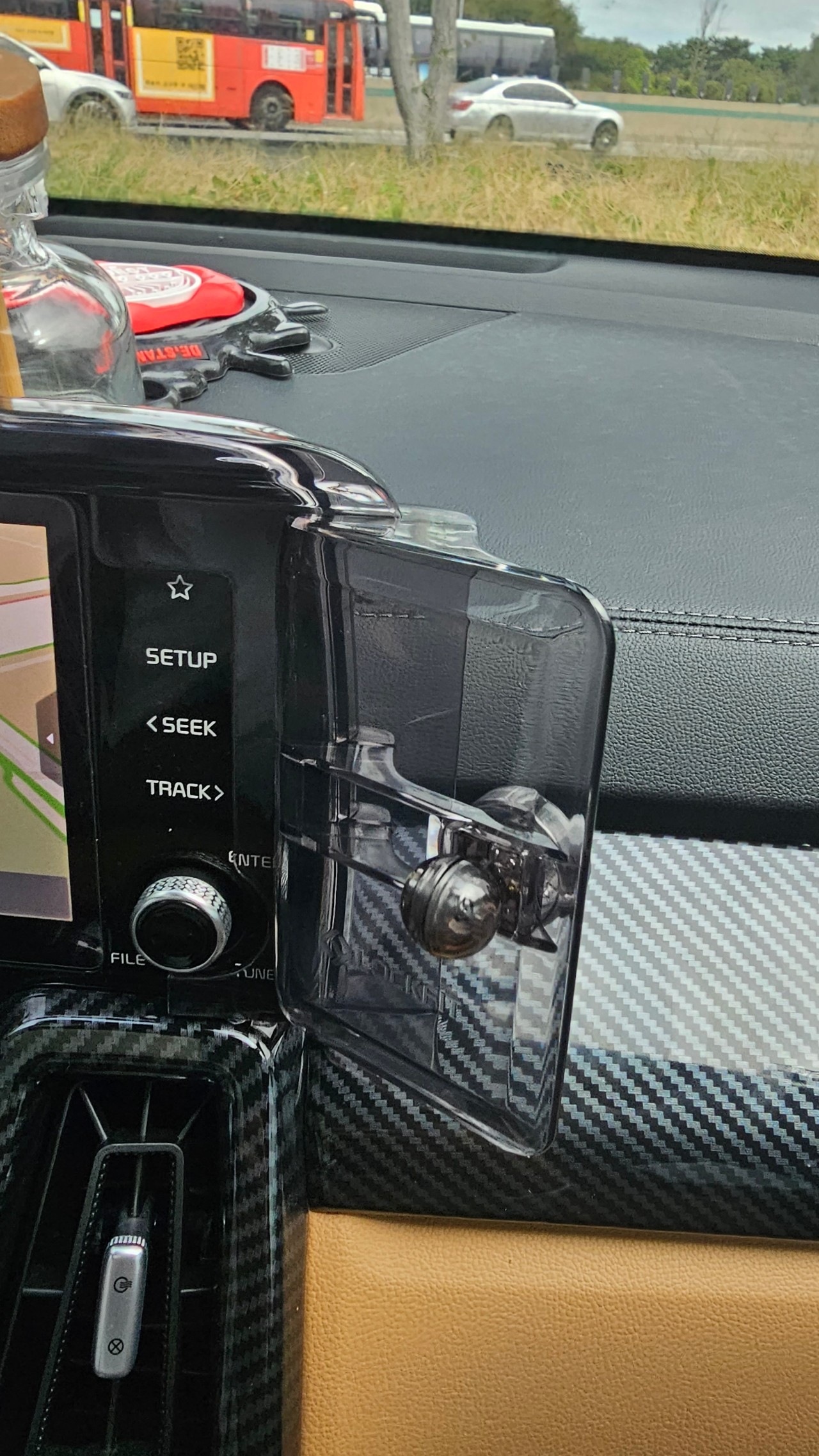 야외, 자동차, 텍스트, 잔디이(가) 표시된 사진
자동 생성된 설명