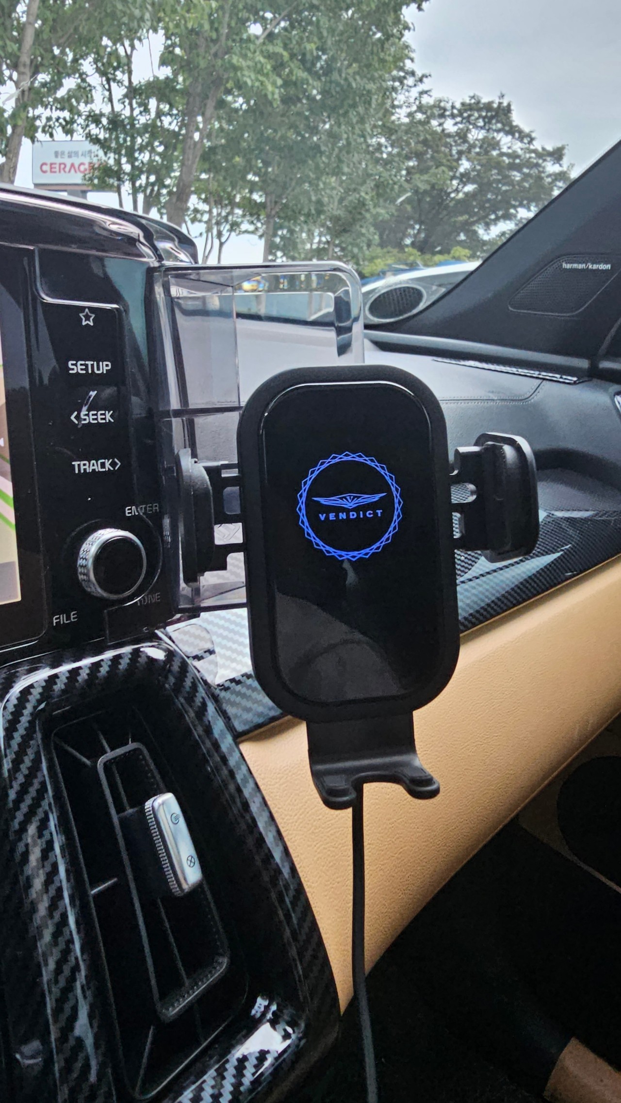 자동차 부품, 자동차, 야외, 텍스트이(가) 표시된 사진
자동 생성된 설명