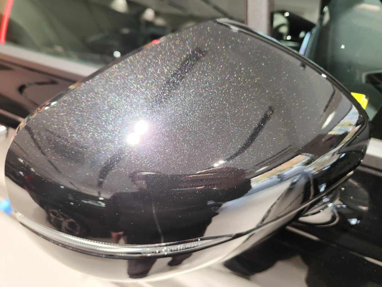 자동차, 오토바이, 실내, 은이(가) 표시된 사진
자동 생성된 설명