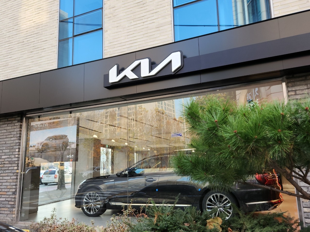 건물, 바퀴, 차량, 육상 차량이(가) 표시된 사진
자동 생성된 설명