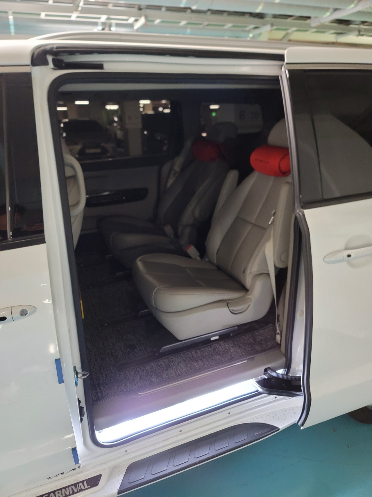 자동차, 육상 차량, 차량 문, 교통이(가) 표시된 사진
자동 생성된 설명