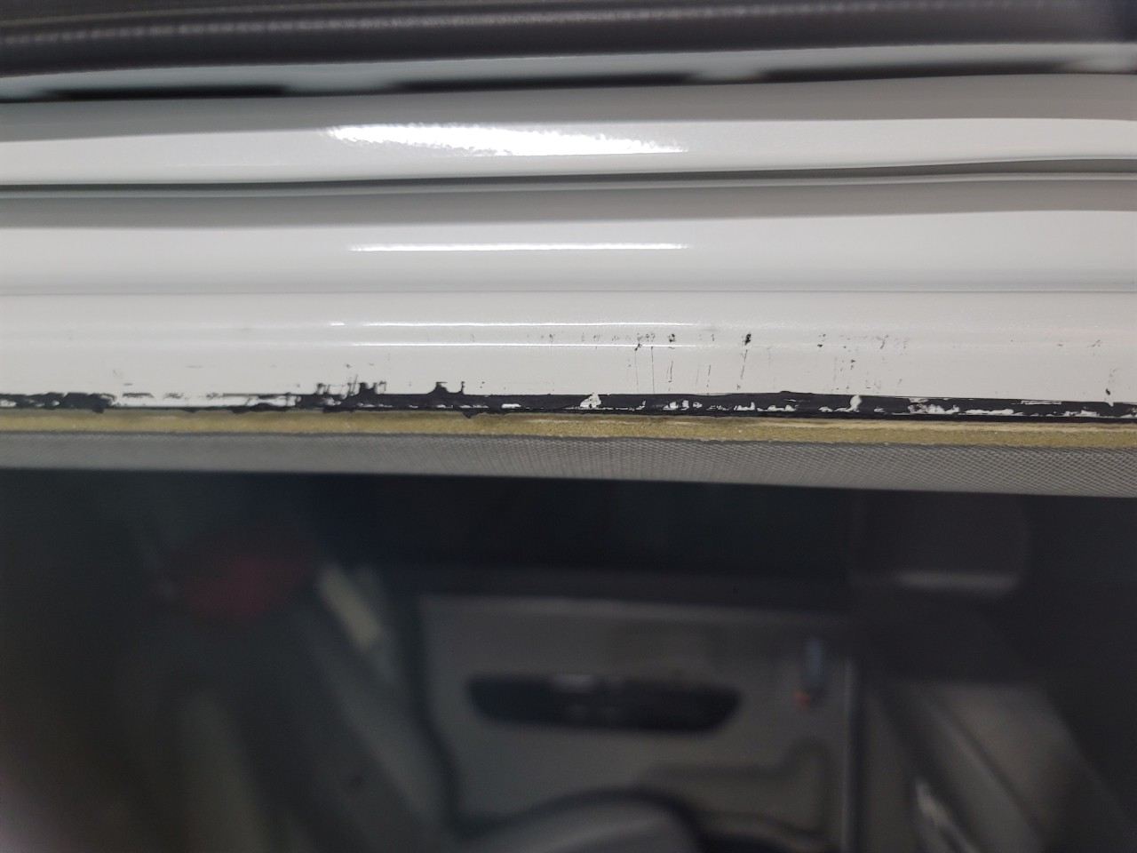 자동차, 램프, 실내, 빛이(가) 표시된 사진
자동 생성된 설명