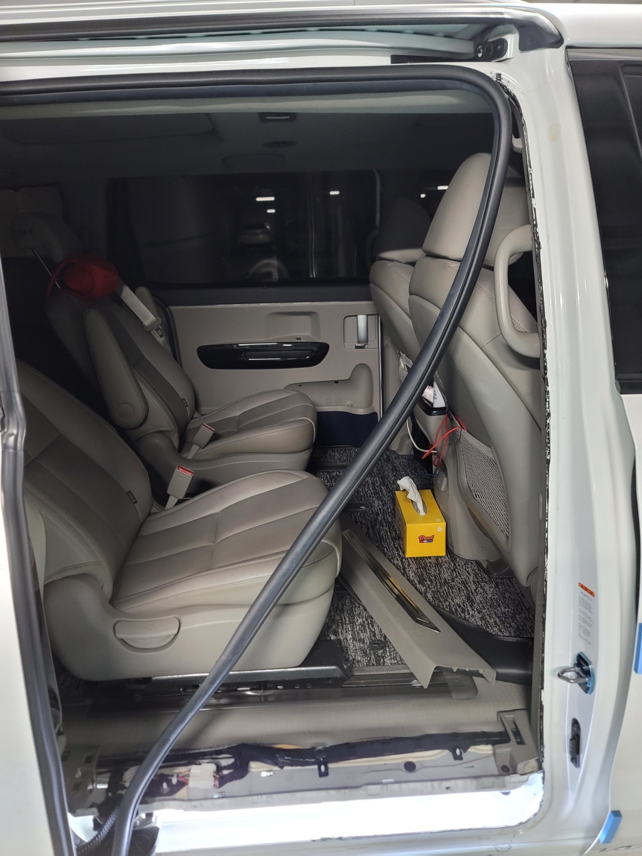 자동차, 카시트, 차량 문, 육상 차량이(가) 표시된 사진
자동 생성된 설명