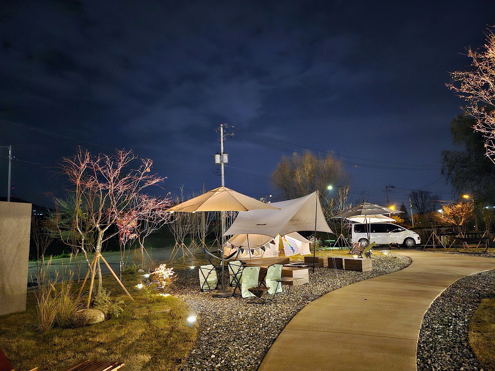 야외, 나무, 하늘, 식물이(가) 표시된 사진
자동 생성된 설명