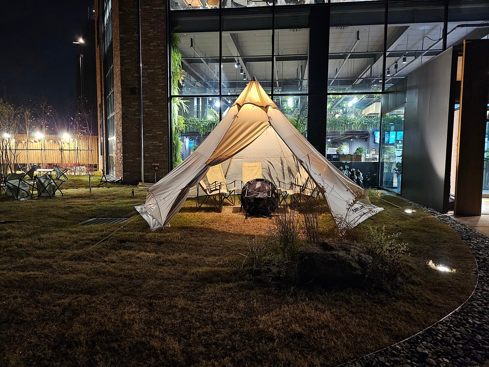 텐트, 잔디, 건물, 야외이(가) 표시된 사진
자동 생성된 설명