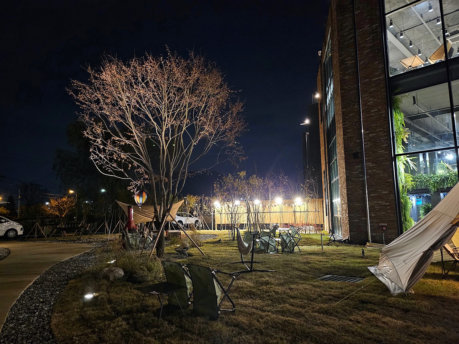 야외, 나무, 하늘, 잔디이(가) 표시된 사진
자동 생성된 설명