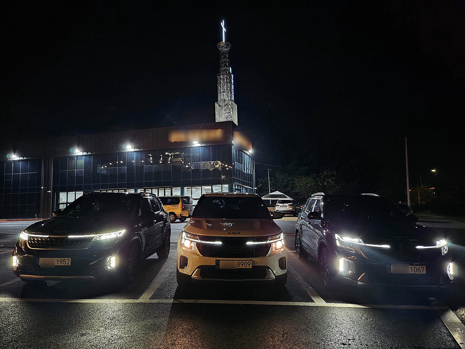 하늘, 차량, 육상 차량, 야외이(가) 표시된 사진
자동 생성된 설명