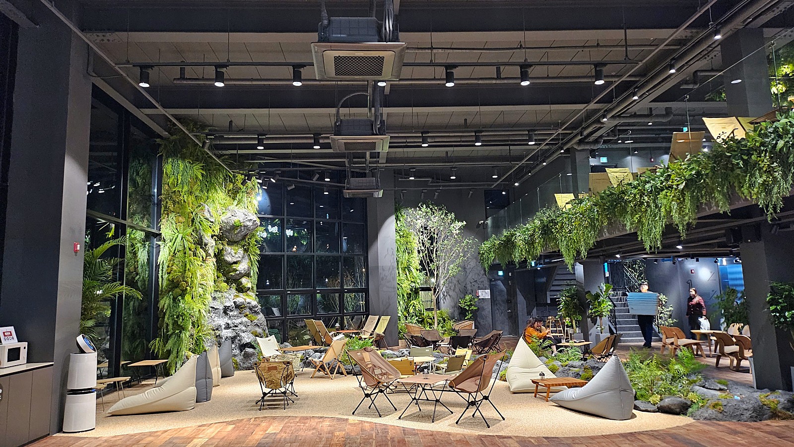 건물, 실내용 화초, 화분, 천장이(가) 표시된 사진
자동 생성된 설명