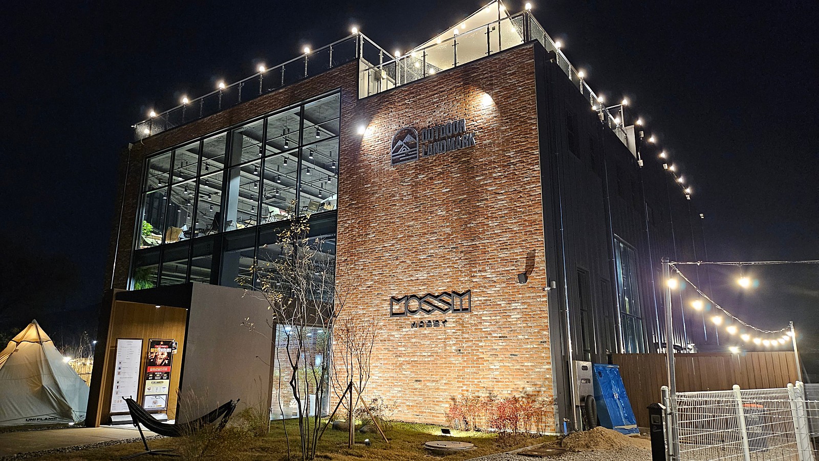 건물, 야외, 하늘, 빛이(가) 표시된 사진
자동 생성된 설명