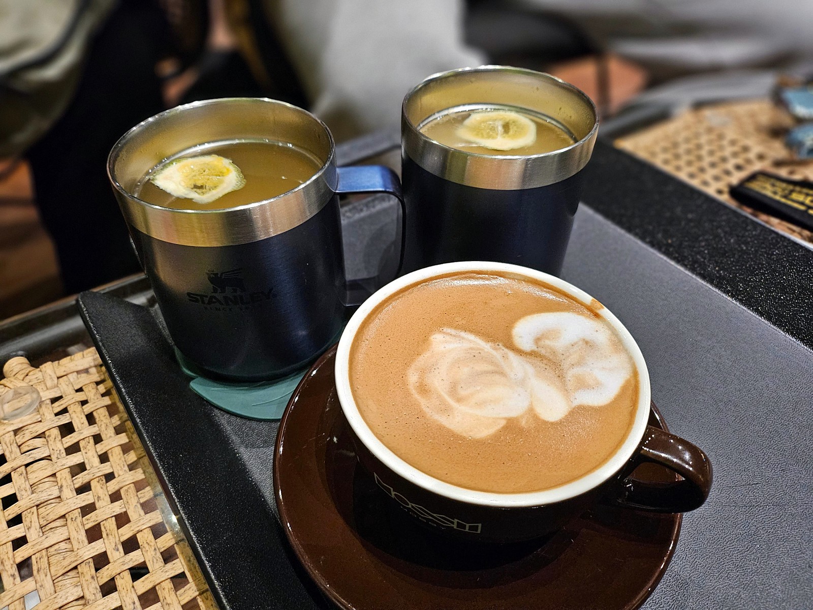 음식, 커피, 음료, 서브웨어이(가) 표시된 사진
자동 생성된 설명